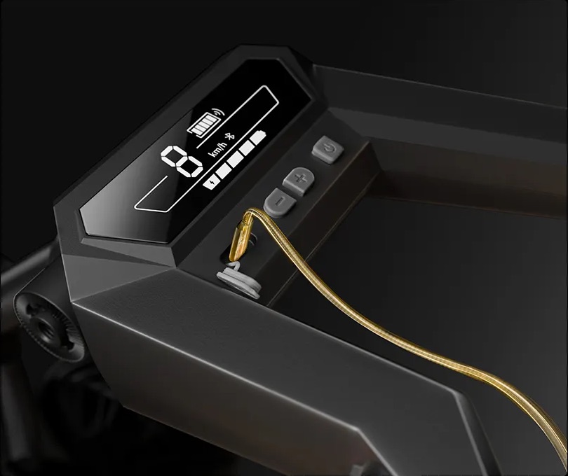 Konsola z ekranem HD LED oraz wbudowanym portem ładowania USB-C w wózku NAVEE.